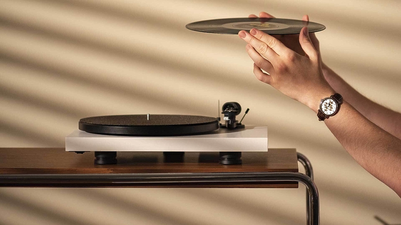 Проигрыватель винила Pro-Ject DEBUT CARBON EVO (2M Red) High Gloss Red артикул 228406Si-1 фото 5