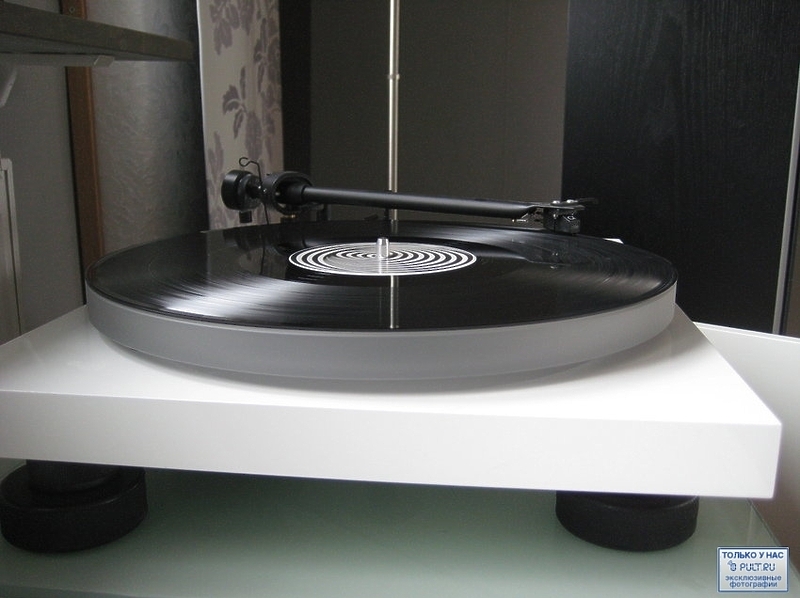Проигрыватель винила Pro-Ject Debut III, Esprit Piano Red (с картриджем Ortofon Alpha) артикул 389162FV-1 фото 8