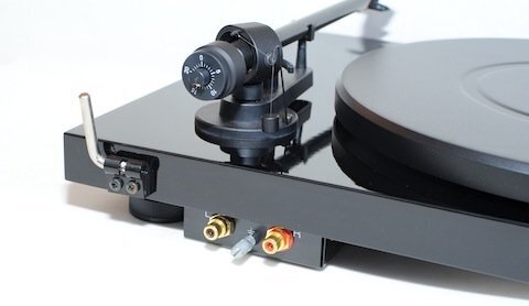 Проигрыватель винила Pro-Ject Debut Carbon (DC) piano black (Ortofon OM 10) артикул 449322FV-1 фото 4